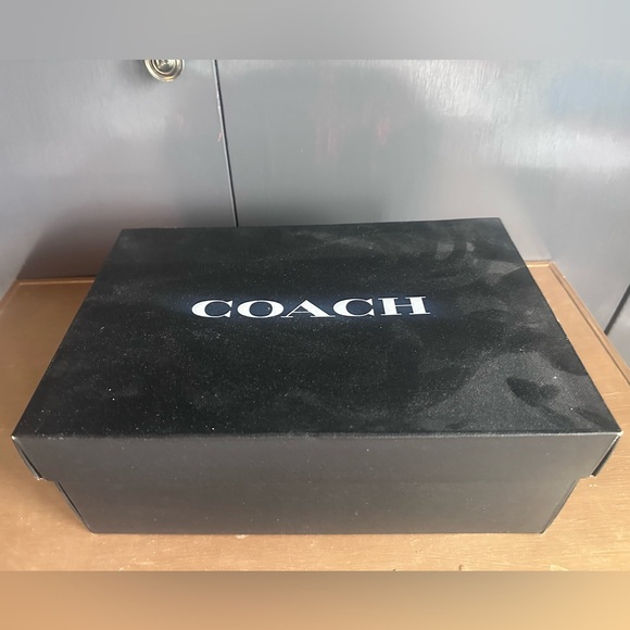 NWT Box Coach black leather “Wren” pump. gold buckle. architectural heel size 8B - Picture 3 of 11